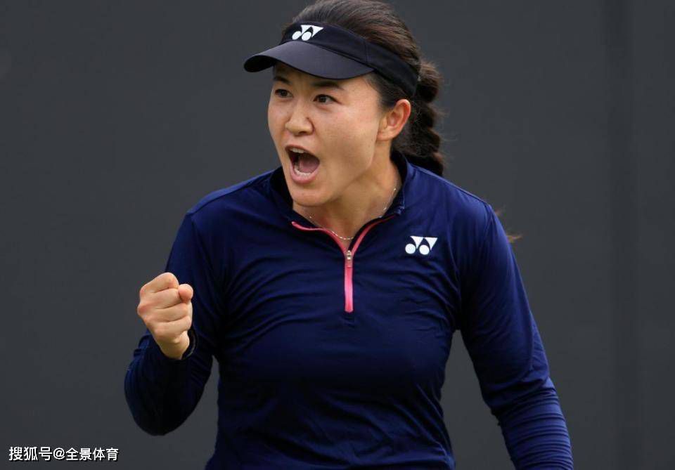 美女露出尿口让男生捅