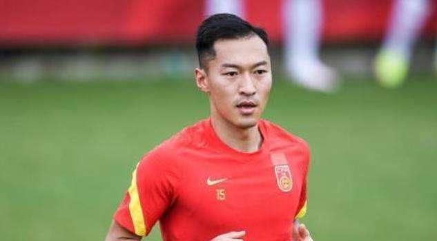 美女露出尿口让男生捅