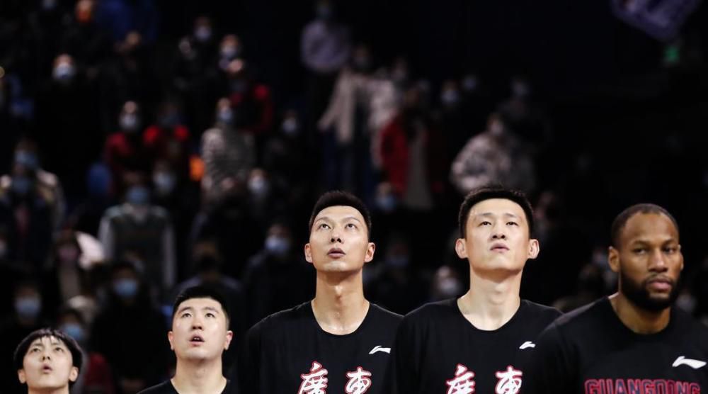 美女露出尿口让男生捅
